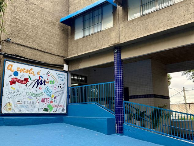 Pátio da escola com mural pintado na parede