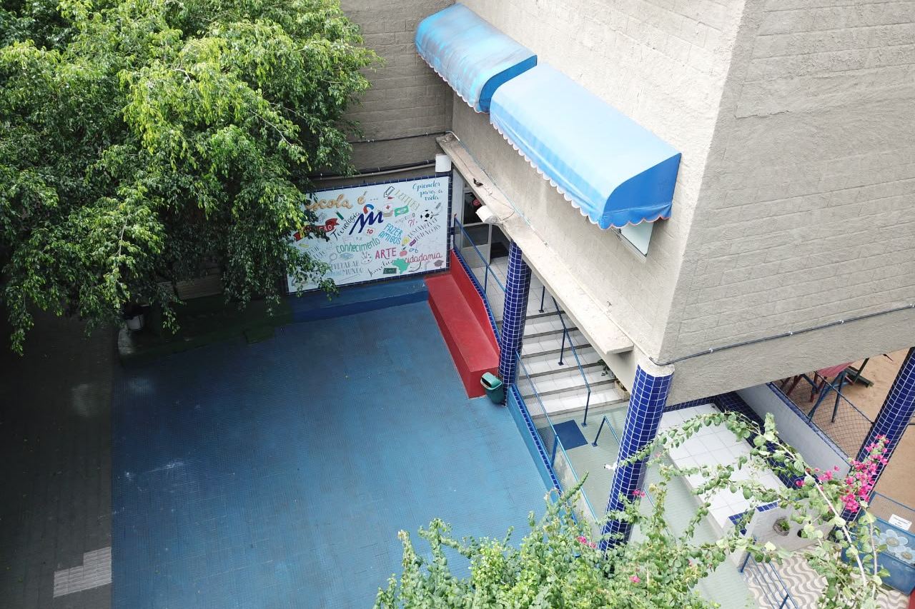 Vista do pátio da escola a partir do andar superior