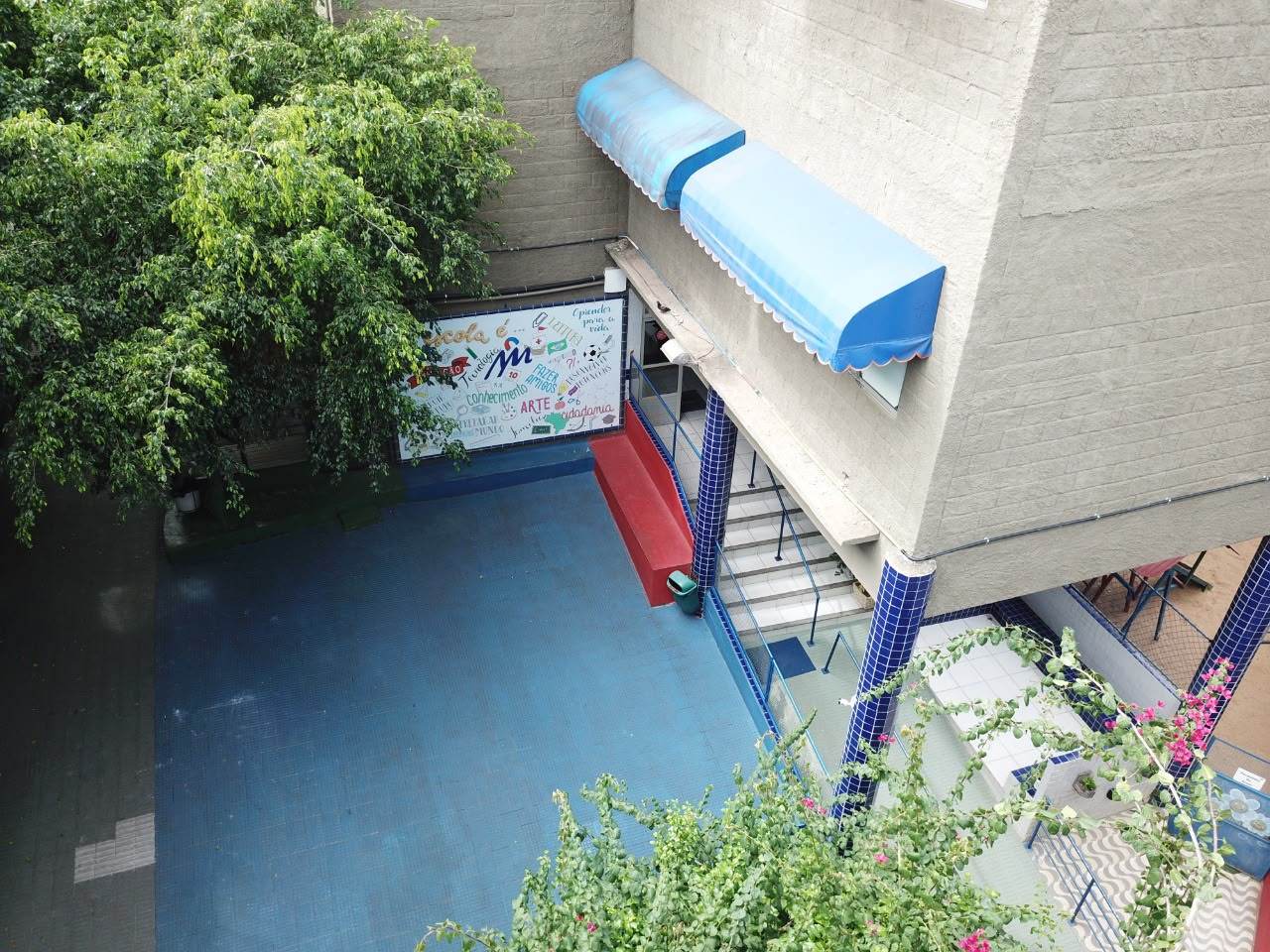 Vista do pátio da escola a partir do andar superior