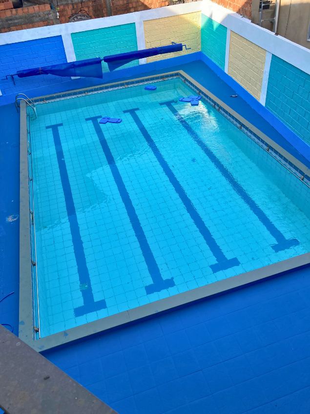 Piscina com raias, vista do alto